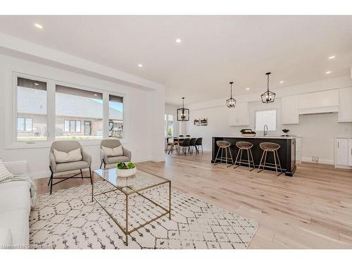 88 South Parkwood Boulevard, Elmira, ON - Indoor Photo Showing Living Room