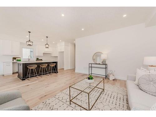 88 South Parkwood Boulevard, Elmira, ON - Indoor Photo Showing Living Room