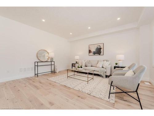 88 South Parkwood Boulevard, Elmira, ON - Indoor Photo Showing Living Room