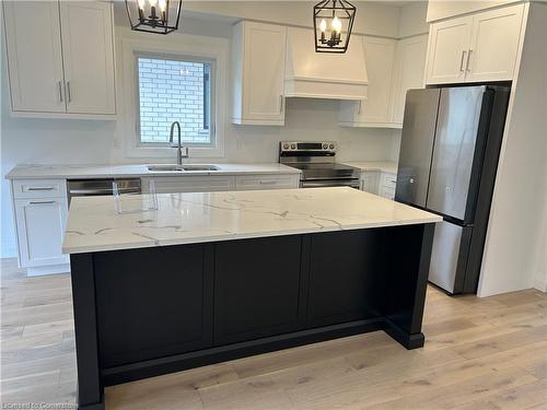 88 South Parkwood Boulevard, Elmira, ON - Indoor Photo Showing Kitchen With Stainless Steel Kitchen With Double Sink With Upgraded Kitchen