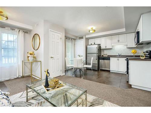 9E-1460 Highland Road W, Kitchener, ON - Indoor Photo Showing Kitchen