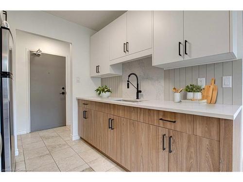 405-283 Fairway Road N, Kitchener, ON - Indoor Photo Showing Kitchen