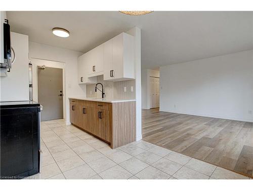 405-283 Fairway Road N, Kitchener, ON - Indoor Photo Showing Kitchen