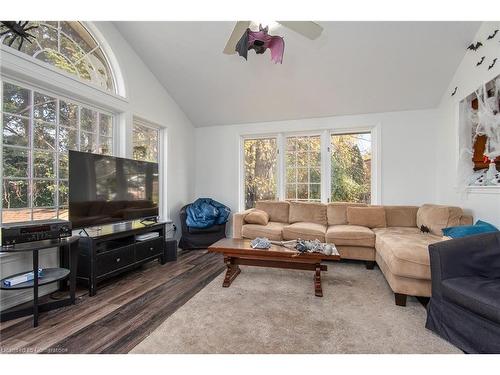 131 Elgin Crescent, Waterloo, ON - Indoor Photo Showing Living Room