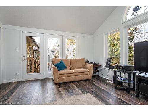 131 Elgin Crescent, Waterloo, ON - Indoor Photo Showing Living Room