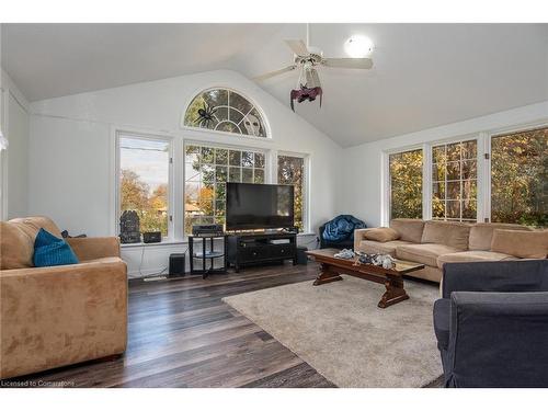 131 Elgin Crescent, Waterloo, ON - Indoor Photo Showing Living Room