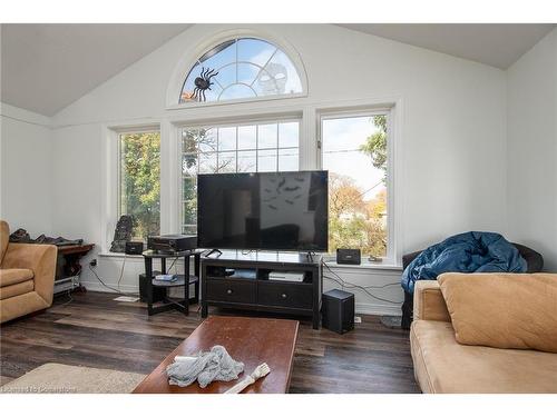 131 Elgin Crescent, Waterloo, ON - Indoor Photo Showing Living Room