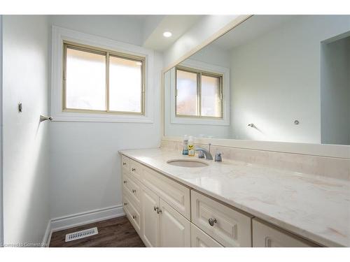 131 Elgin Crescent, Waterloo, ON - Indoor Photo Showing Bathroom