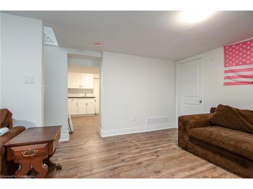 131 Elgin Crescent, Waterloo, ON - Indoor Photo Showing Living Room