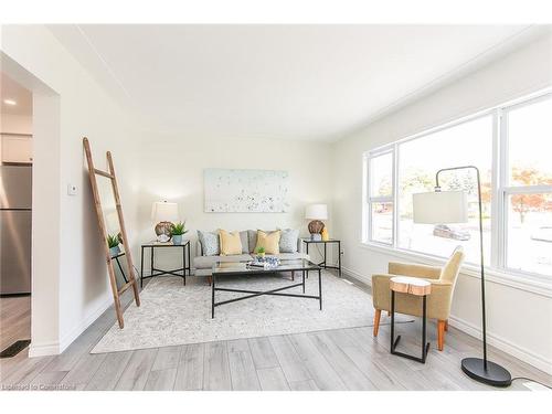 122 Wilfred Avenue, Kitchener, ON - Indoor Photo Showing Living Room