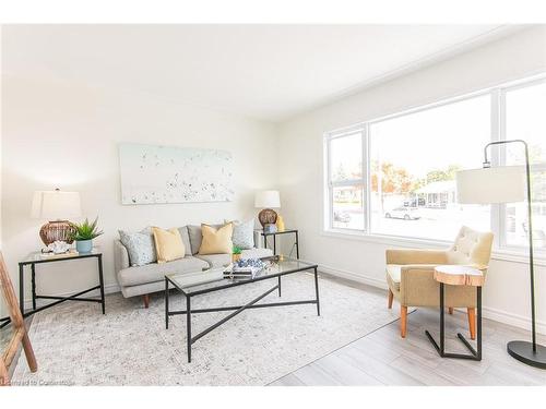 122 Wilfred Avenue, Kitchener, ON - Indoor Photo Showing Living Room