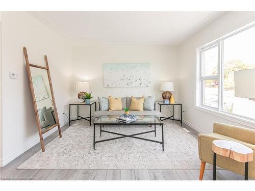 122 Wilfred Avenue, Kitchener, ON - Indoor Photo Showing Living Room