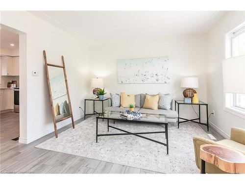 122 Wilfred Avenue, Kitchener, ON - Indoor Photo Showing Living Room