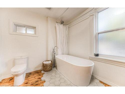 82 Bond Street, Cambridge, ON - Indoor Photo Showing Bathroom