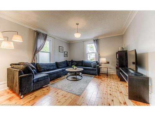 82 Bond Street, Cambridge, ON - Indoor Photo Showing Living Room