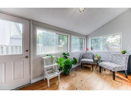 82 Bond Street, Cambridge, ON - Indoor Photo Showing Living Room