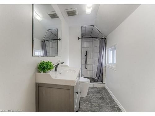 82 Bond Street, Cambridge, ON - Indoor Photo Showing Bathroom