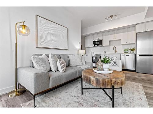 806-5 Wellington Street, Kitchener, ON - Indoor Photo Showing Living Room