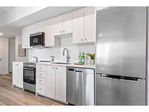 806-5 Wellington Street, Kitchener, ON - Indoor Photo Showing Kitchen With Upgraded Kitchen