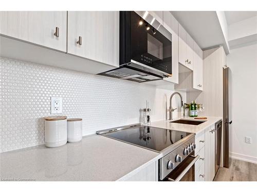 806-5 Wellington Street, Kitchener, ON - Indoor Photo Showing Kitchen With Upgraded Kitchen