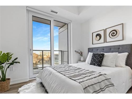 806-5 Wellington Street, Kitchener, ON - Indoor Photo Showing Bedroom