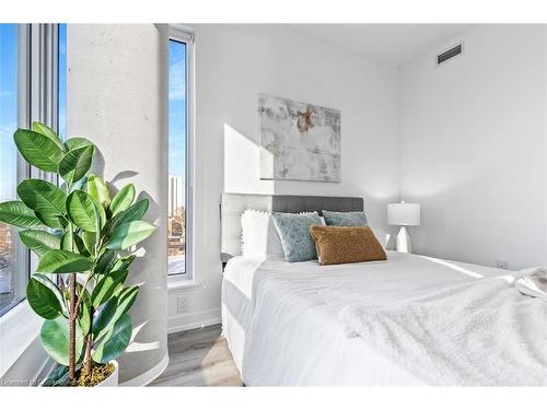 806-5 Wellington Street, Kitchener, ON - Indoor Photo Showing Bedroom