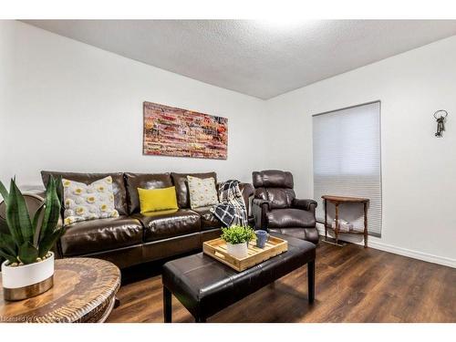 9 Adam Street, Cambridge, ON - Indoor Photo Showing Living Room