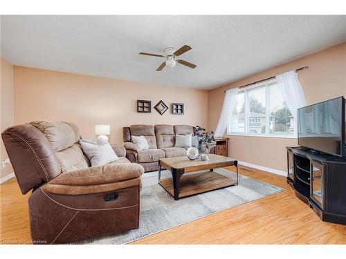 9 Harvest Court, Kitchener, ON - Indoor Photo Showing Living Room