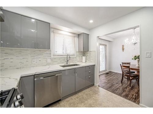 33 Hampton Place, Kitchener, ON - Indoor Photo Showing Kitchen