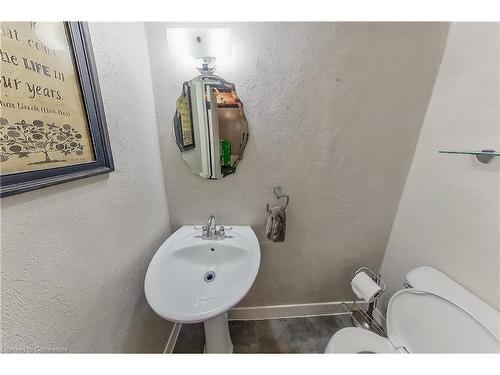 33 Hampton Place, Kitchener, ON - Indoor Photo Showing Bathroom