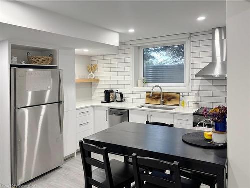 B-953 Creekside Drive, Waterloo, ON - Indoor Photo Showing Kitchen