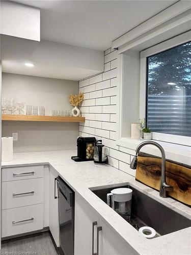 B-953 Creekside Drive, Waterloo, ON - Indoor Photo Showing Kitchen