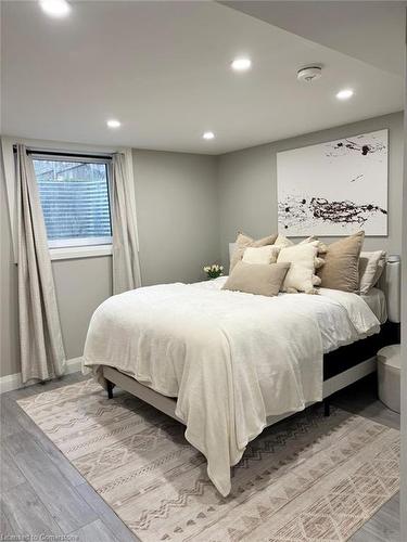 B-953 Creekside Drive, Waterloo, ON - Indoor Photo Showing Bedroom