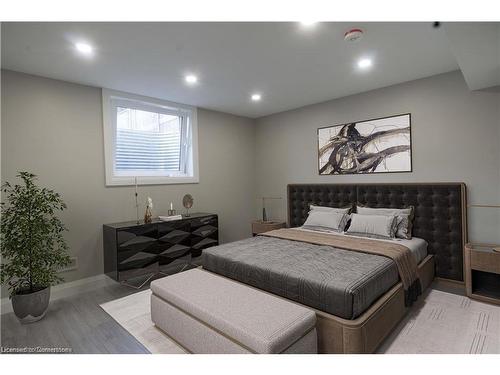 B-953 Creekside Drive, Waterloo, ON - Indoor Photo Showing Bedroom