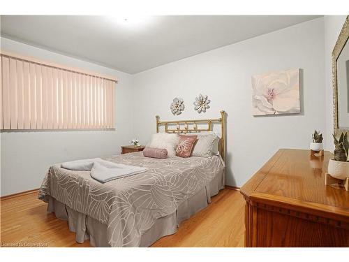 276 Kenneth Avenue, Kitchener, ON - Indoor Photo Showing Bedroom