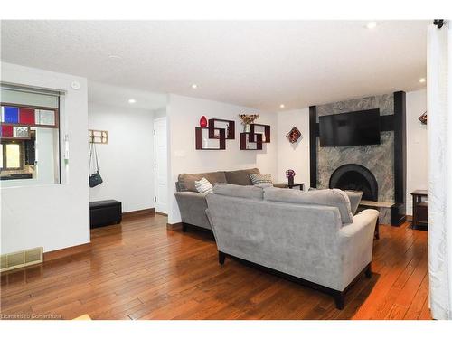 6-214 Kingswood Drive, Kitchener, ON - Indoor Photo Showing Living Room With Fireplace