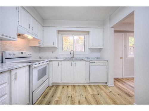 9-206 Green Valley Drive, Kitchener, ON - Indoor Photo Showing Kitchen