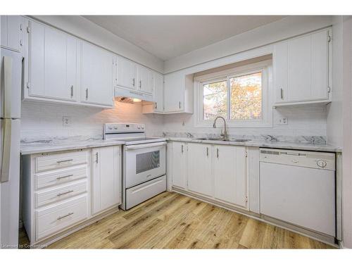 9-206 Green Valley Drive, Kitchener, ON - Indoor Photo Showing Kitchen