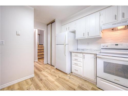 9-206 Green Valley Drive, Kitchener, ON - Indoor Photo Showing Kitchen