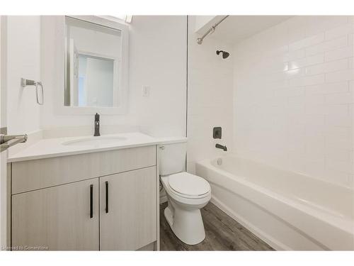 7-203 Mausser Avenue, Kitchener, ON - Indoor Photo Showing Bathroom