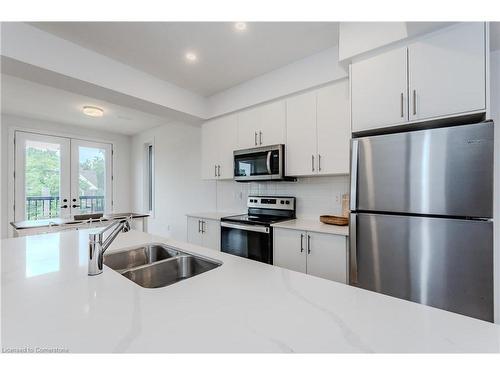 52-99 Roger Street, Waterloo, ON - Indoor Photo Showing Kitchen With Double Sink With Upgraded Kitchen