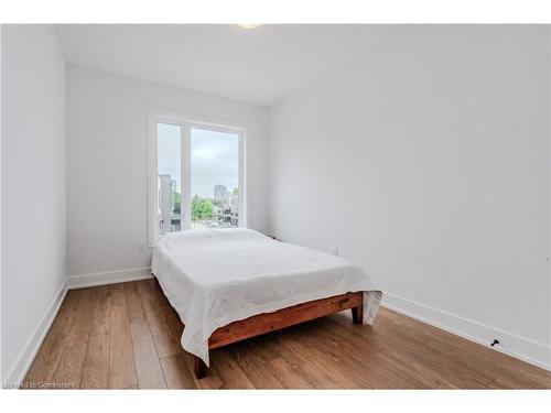 52-99 Roger Street, Waterloo, ON - Indoor Photo Showing Bedroom