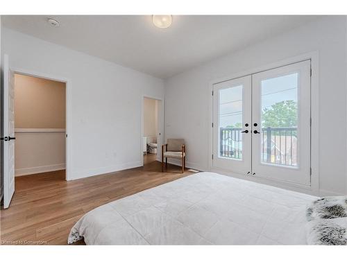 52-99 Roger Street, Waterloo, ON - Indoor Photo Showing Bedroom