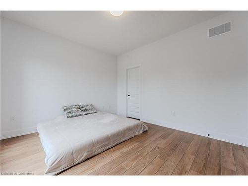 52-99 Roger Street, Waterloo, ON - Indoor Photo Showing Bedroom