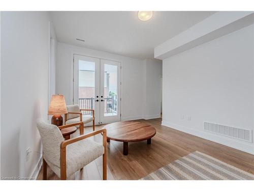 52-99 Roger Street, Waterloo, ON - Indoor Photo Showing Living Room