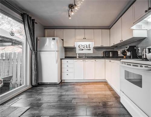 9-129 Victoria Road N, Guelph, ON - Indoor Photo Showing Kitchen