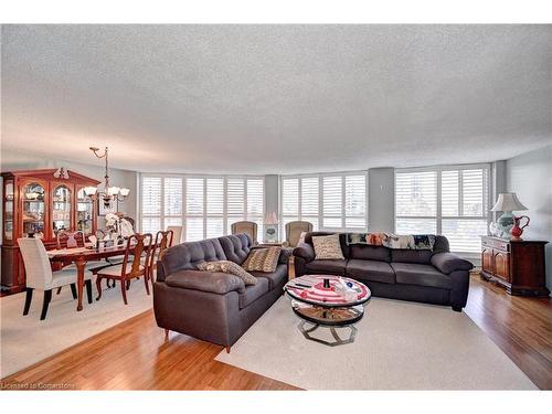 401-24 Marilyn Drive N, Guelph, ON - Indoor Photo Showing Living Room