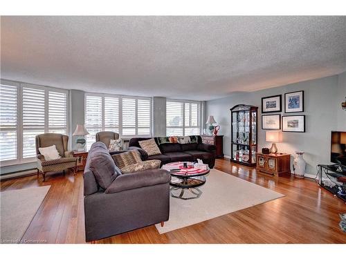 401-24 Marilyn Drive N, Guelph, ON - Indoor Photo Showing Living Room