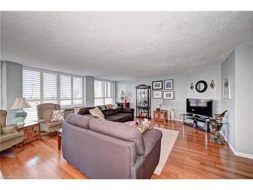 401-24 Marilyn Drive N, Guelph, ON - Indoor Photo Showing Living Room