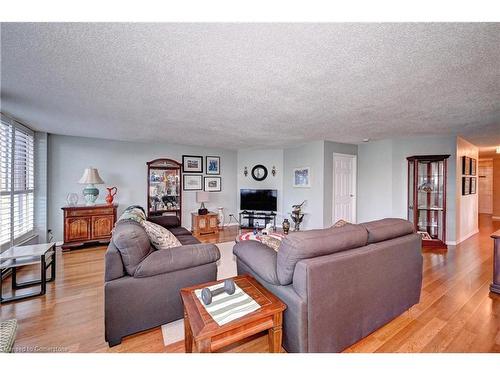 401-24 Marilyn Drive N, Guelph, ON - Indoor Photo Showing Living Room